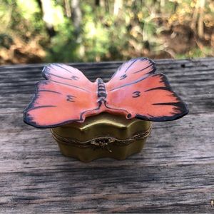 Limoges Peint Main Butterfly Hinged Trinket Pill Mini Box